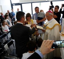 Nadbiskup Puljić krstio šesto dijete obitelji Banović u župi bl. Ivana Merza
